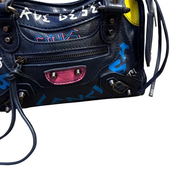 Graffiti Women's Leather Handbag Shoulder Bag with Zipper Closure - Picture 6 of 15